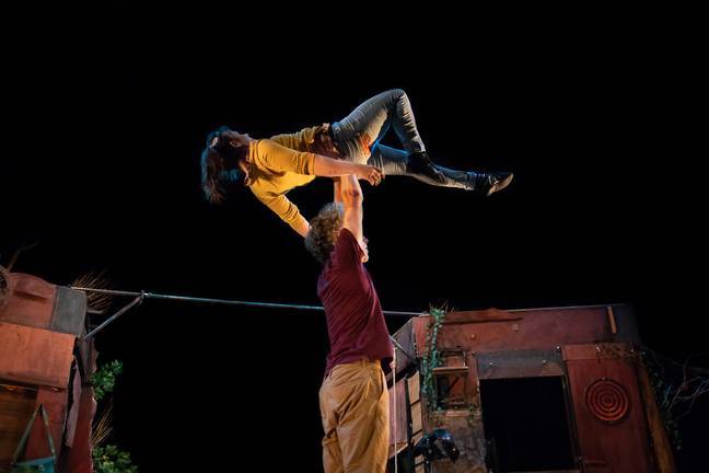 El espectáculo de acrobacias circenses ‘Distans’, llega a la Casa Colón