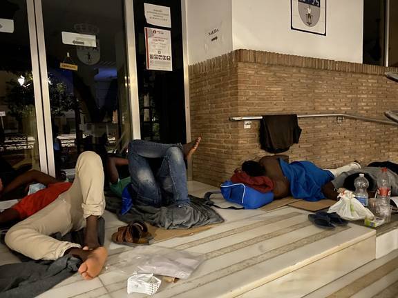 Decenas de inmigrantes ‘se refugian’ en plazas y portales tras el incendio de sus asentamientos