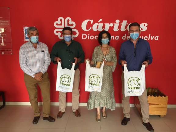 La Junta entrega a Cáritas 150 Kg de carne de cordero para promocionar el producto