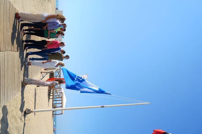 Las playas de Isla Canela y Punta del Moral lucen ya sus Banderas Azules