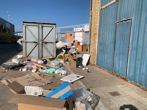Empresas y vecinos denuncian el estado lamentable del Polígono Polirrosa repleto de basura