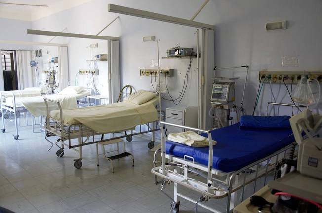IU tacha de “irresponsable y peligroso” el cierre de 99 camas hospitalarias en Huelva
