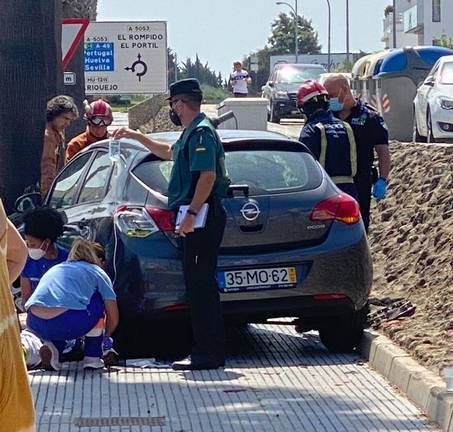 Un tiroteo desde dos coches con heridos a plena luz del día rompe la paz en Cartaya