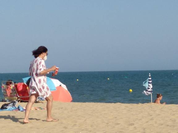 El uso de mascarilla en la playa es un galimatías: al pasear es obligatoria, al bañarse y tomar el sol tumbado no 1 El uso de mascarilla en la playa es un galimatías: al pasear es obligatoria, al bañarse y tomar el sol tumbado no