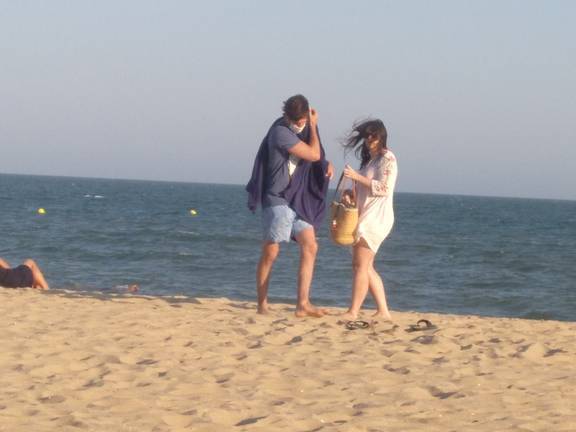 El uso de mascarilla en la playa es un galimatías: al pasear es obligatoria, al bañarse y tomar el sol tumbado no