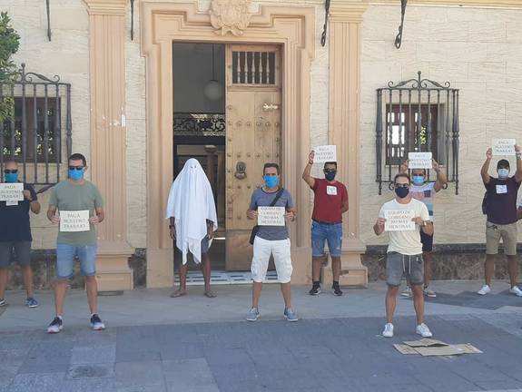 Policías de Ayamonte protestan ante el Ayuntamiento por el impago de los servicios extraordinarios