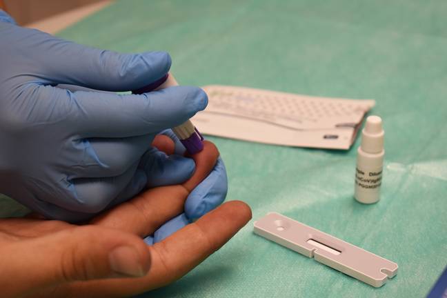 Los retrasos de Salud llevan a los pacientes a los laboratorios privados para descartar el Covid