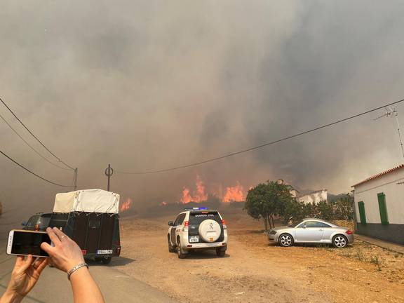 Un incendio forestal pone en alerta máxima a Aguas Teñidas, Mina Magdalena, Cueva de la Mora y Monte Blanco