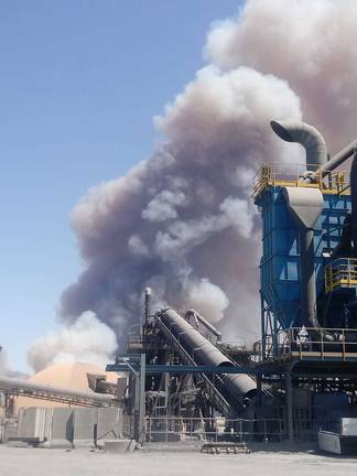 El fuego asedia Matsa y sus depósitos de explosivos y propano, arrasa 1.200 hectáreas y llega de madrugada a Zalamea 1 El fuego asedia Matsa y sus depósitos de explosivos y propano, arrasa 1.200 hectáreas y llega de madrugada a Zalamea