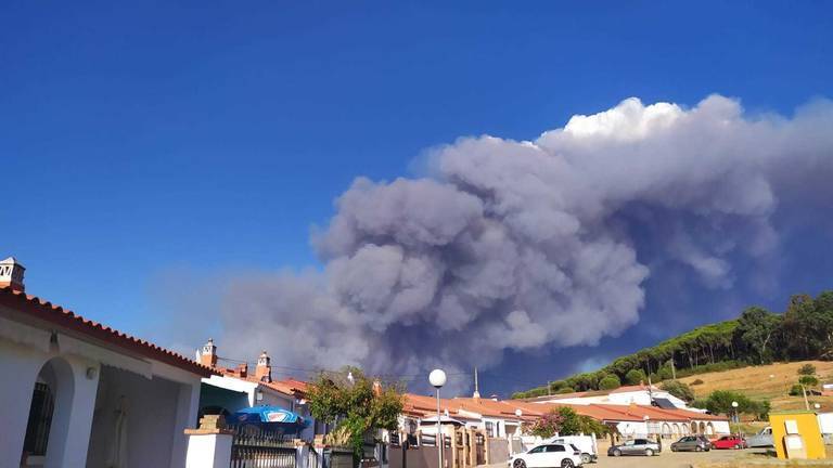 Un incendio forestal pone en alerta máxima a Aguas Teñidas, Mina Magdalena, Cueva de la Mora y Monte Blanco 3 Un incendio forestal pone en alerta máxima a Aguas Teñidas, Mina Magdalena, Cueva de la Mora y Monte Blanco