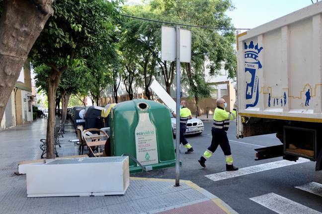 El Ayuntamiento duplica la retirada de residuos abandonados en la vía pública
