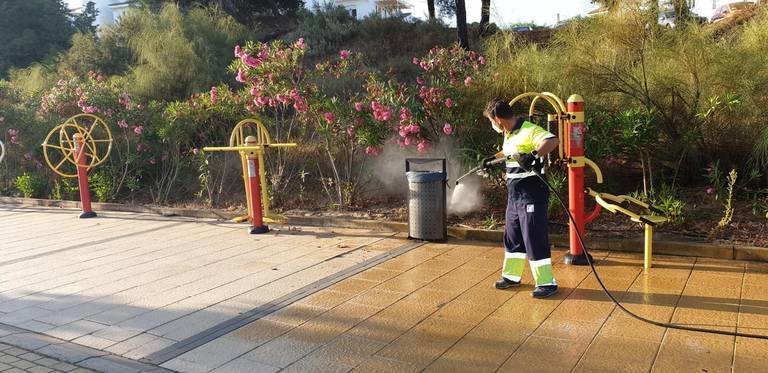 Punta refuerza la limpieza y desinfección diaria de los parques infantiles en el municipio y El Portil