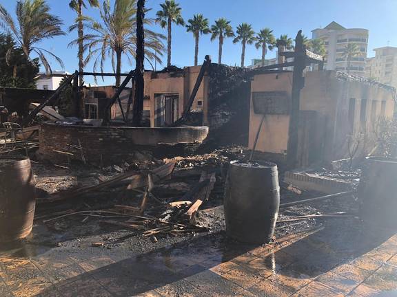 Un Incendio Arrasa El Chiringuito Miramar De La Antilla Y Obliga Al Desalojo De La Urbanizacion