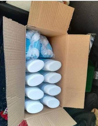 Ocho botes de gel y un puñado de mascarillas
