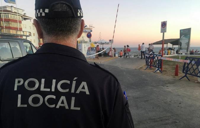 La Policía Local de Almonte irrumpe a base de multas en un botellón en Matalascañas