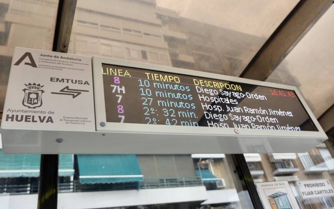 Emtusa instala pantallas para avisar del tiempo de espera de los autobuses
