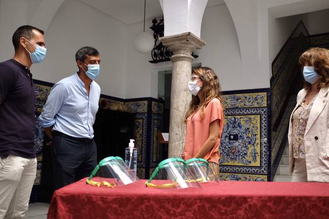 Donan 3.000 máscaras faciales entre los escolares de Ayamonte