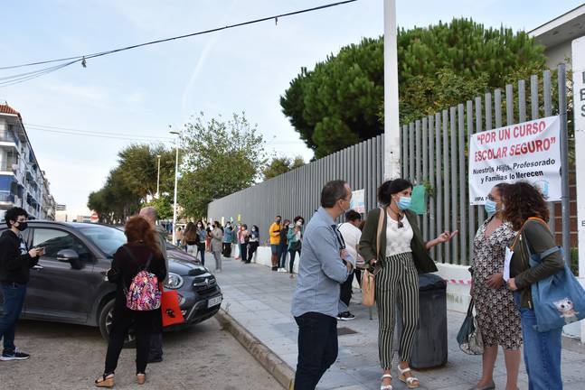 Tensión y protestas por el hacinamiento en los colegios ante el aumento de contagios