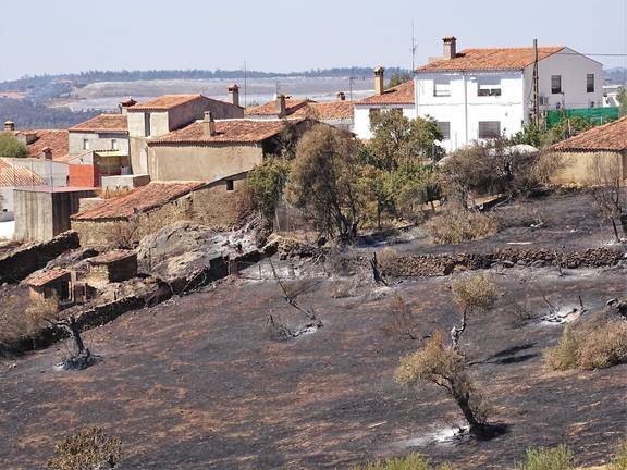 La Junta margina a los vecinos de las aldeas afectadas por el incendio de Almonaster