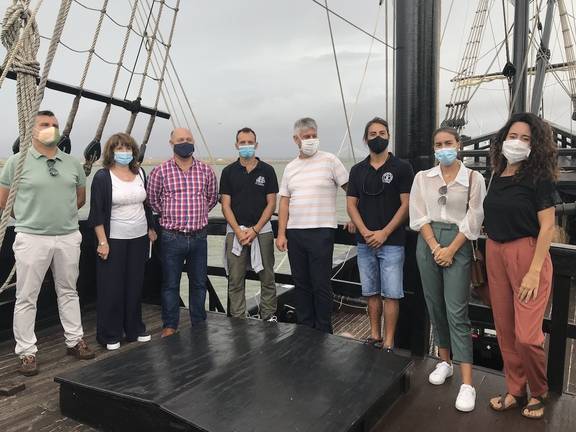 Miembros de la Eurociudad del Guadiana visitan la Nao Victoria en el día de la Cooperación Europea