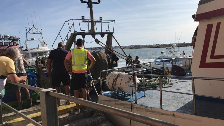 Pescadores de Isla recogen una narcolancha abandonada en la costa