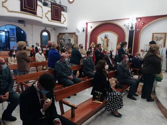 Emigrantes impone la medalla de hermano al coronel jefe de la Comandancia de la Guardia Civil 1 Emigrantes impone la medalla de hermano al coronel jefe de la Comandancia de la Guardia Civil