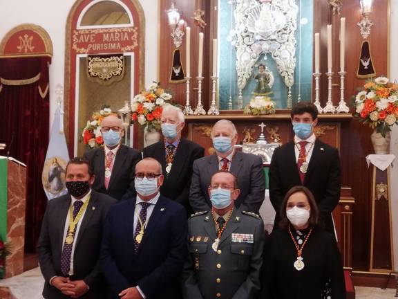 Emigrantes impone la medalla de hermano al coronel jefe de la Comandancia de la Guardia Civil
