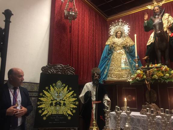 La Borriquita muestra la corona que llevará Nuestra Señora de los Ángeles