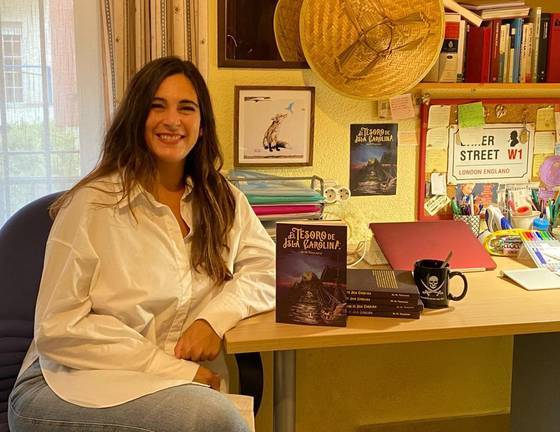 La periodista onubense Mar Toscano presenta su primera novela ‘El Tesoro de Isla Carolina’