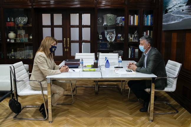 La presidenta de la APH y el alcalde de Palos refuerzan los lazos de colaboración