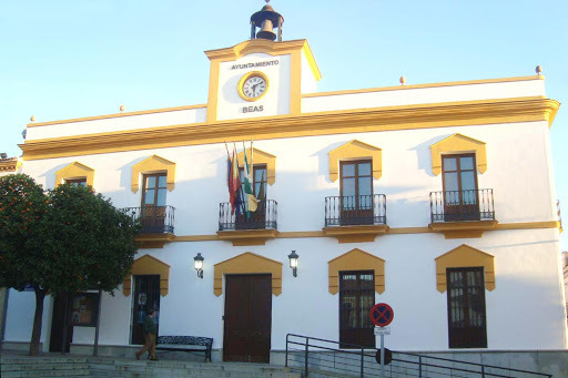 Cierra un conocido bar de Beas tras dar positivo el hijo de los dueños