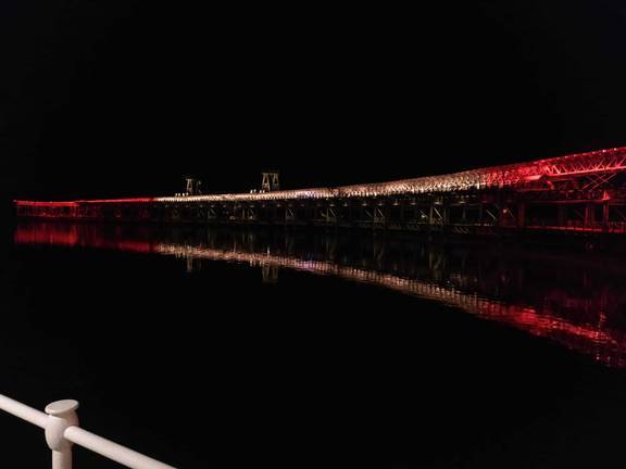 El Muelle Cargadero de Mineral se ilumina con la bandera de España
