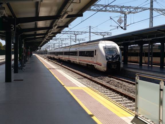 Huelva Batalla Por Un Ave Varado Mientras Renfe Recorta Los Trenes Con Sevilla