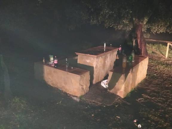 Indignación por un masivo botellón en el campo de Aracena que acabó en estampida