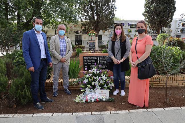 Recuerdan a los fusilados en la Guerra Civil en el cementerio de San Juan del Puerto