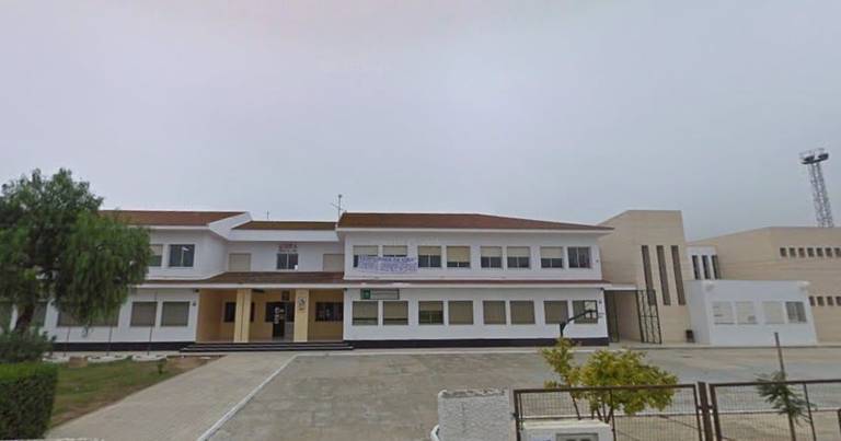 Cierran todas las aulas de Primaria y Secundaria de un colegio de Escacena del Campo (Huelva)