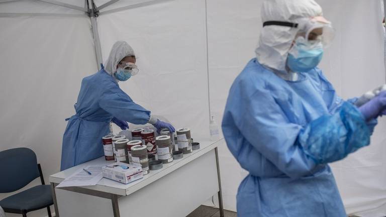 54 personas se contagian a diario de Covid-19 en Huelva capital