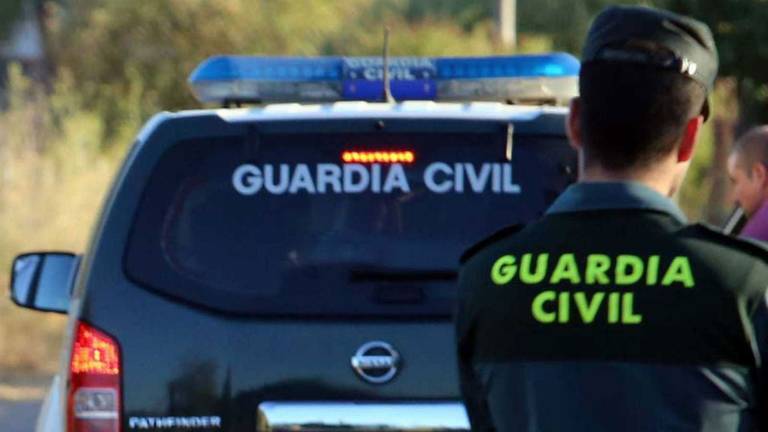 La Guardia Civil socorre a un vecino de la Puebla de Guzmán tras caerse de su caballo