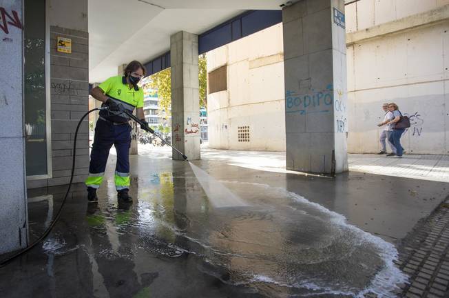 Los operarios del Ayuntamiento limpian a fondo barrio a barrio de la capital