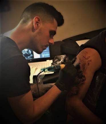 El dibujo y tatuaje de Joaquín Quinta Romero, reflejo de la creatividad cachonera