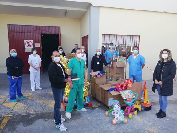 Los sanitarios del Infanta Elena decoran con ilusión su Navidad más atípica 11 Los sanitarios del Infanta Elena decoran con ilusión su Navidad más atípica