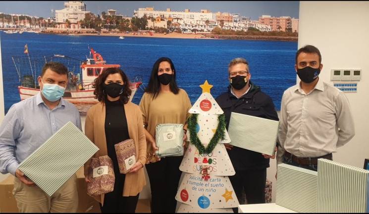 El Ayuntamiento de Isla recibe los regalos donados por La Caixa a los niños del pueblo
