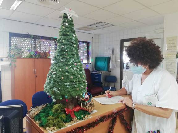 Los sanitarios del Infanta Elena decoran con ilusión su Navidad más atípica