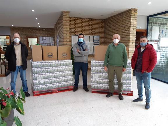 Una empresa de Niebla dona 1.400 euros y 1.500 kilos de comida al Banco de Alimentos