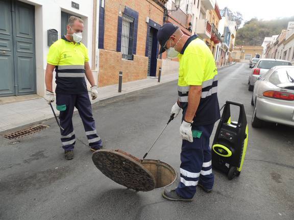 Operarios del Ayuntamiento inician la nueva campaña de control de plagas en la capital