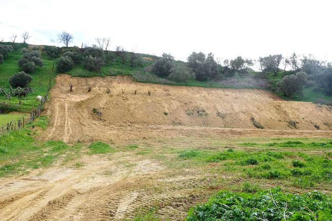 Denuncian importantes destrozos medioambientales en las terrazas del Tinto en Moguer