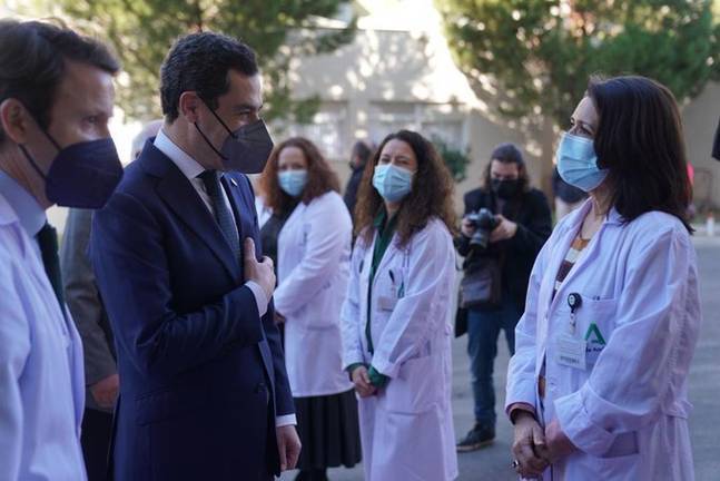 El presidente andaluz pide “quedarse en casa” ante la virulenta ola de contagios y el buen tiempo