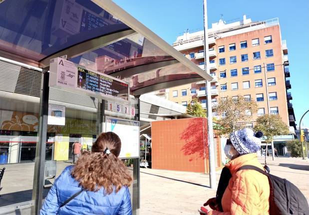 En servicio las primeras pantallas de las marquesinas de Emtusa para avisar del tiempo de espera de los autobuses