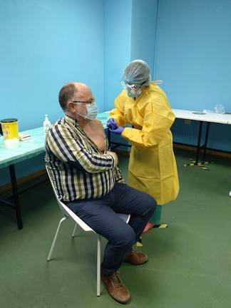 Los sanitarios se vacunan para combatir la tercera ola "más fuertes que nunca" 1 Los sanitarios se vacunan para combatir la tercera ola "más fuertes que nunca"