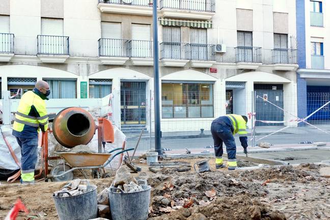 En renovación parte del pavimento de la Avenida de Alemania